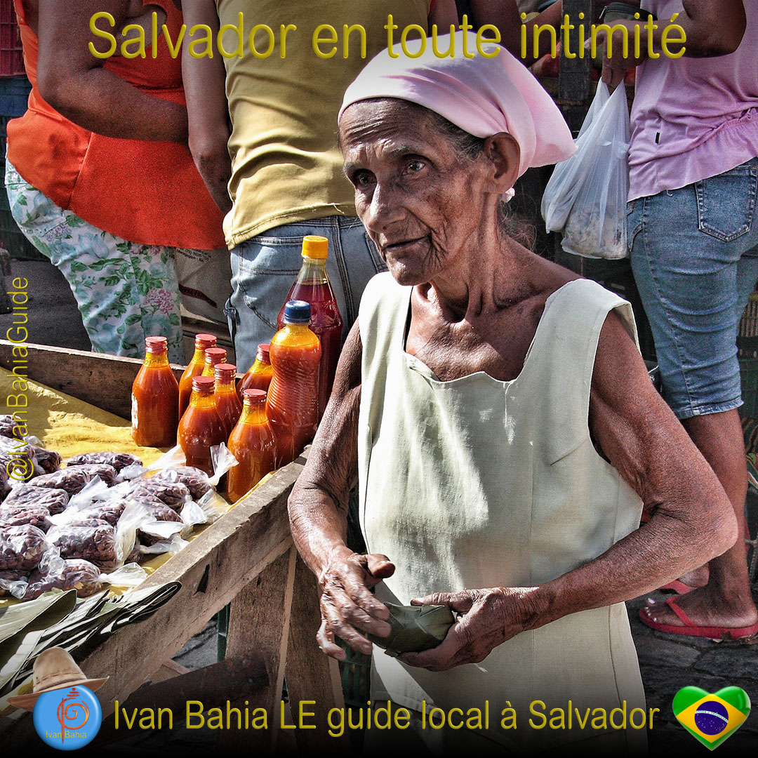Les vendeurs de bananes faisant leur triage au Mercaco São Joachim à Salvador da Bahia, à dévouvrir avec Ivan Bahia Guide @ivanbahiaguide #IvanBahiaGuide #IvanSalvadorGuide #Bresil #BresilEssentiel  #SalvadorGuide #BahiaFotoguidebresil #FernandoBingreTourGuide #VoyageBahia #VoyagerAuBresil #IBG #GuideDeTourismeSalvadorBahiaBresil